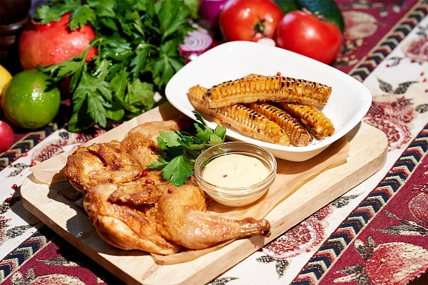 Цыплёнок табака с картофелем фри и сырным соусом